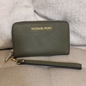 ❌❌SOLD❌❌Beautiful Olive Green MichaelKors Wristlet